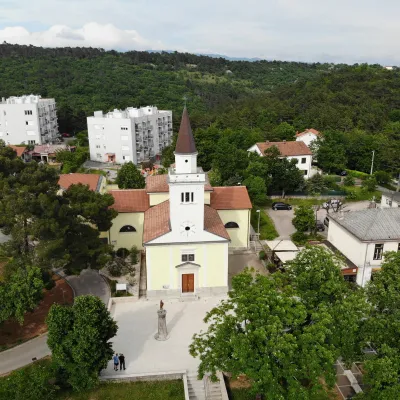 Prednja strana crkve BDM Karmelske Rijeka